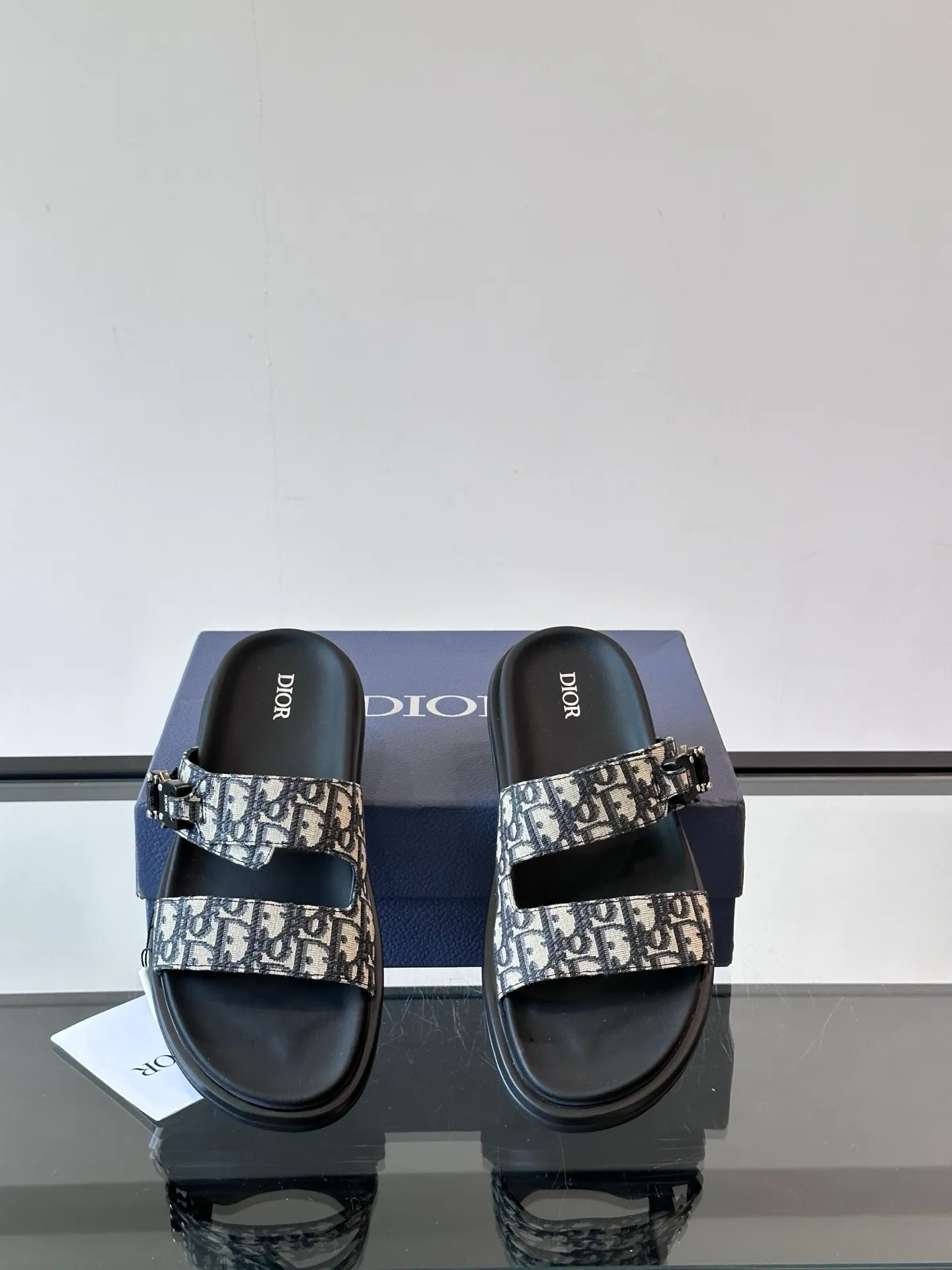 Factory price: 300💰Dior Aqua men's sandals and slippers. Showcasing Dior haute couture design. The Dior gray suede strap is accented with an aluminum Dior buckle for added style. Paired with a comfortable tonal notch sole, they pair easily with shorts or jeans for a sophisticated look. Main body: suede cow leather, technical fabric lining: cow leather, with adjustable straps, aluminum Dior buckle, Dior gray EVA insole, tonal notch rubber outsole splicing structure👌👌 size: 38-44 (45.46 customized)